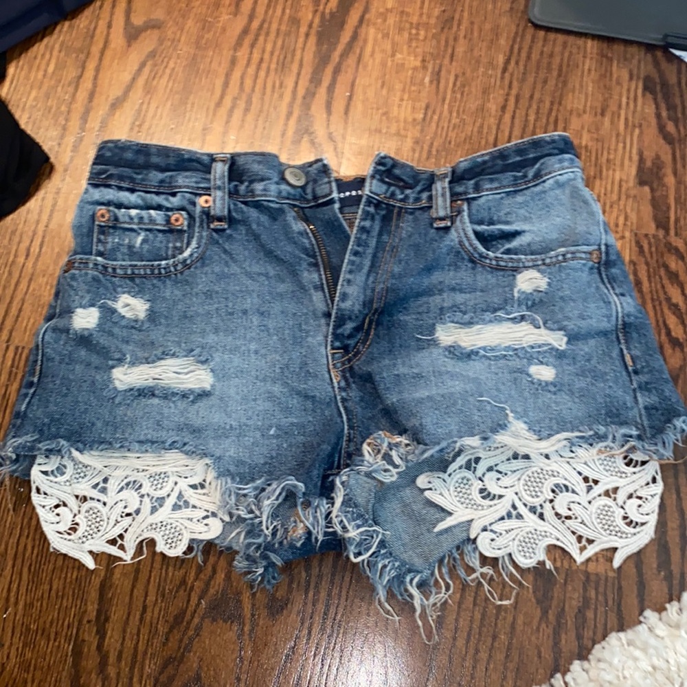 it has lace under and it’s super cute